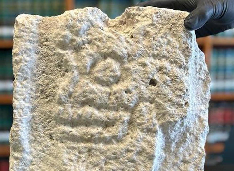 Alemania regresa voluntariamente tesoro maya, pieza labrada en roca.