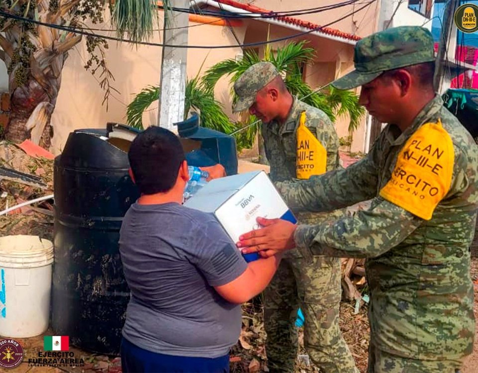 Han entregado despensas, agua potable y comidas calientes. Un despliegue de personal y recursos en apoyo al pueblo de Guerrero.