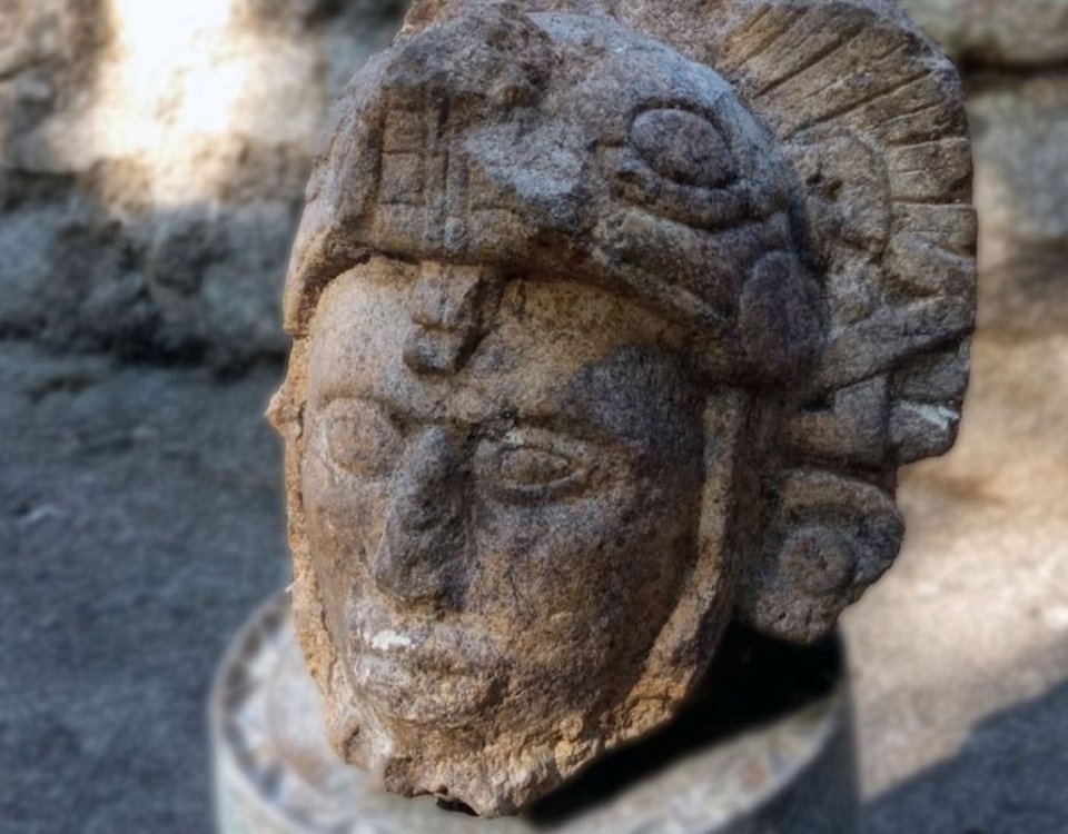 Ceñido con un yelmo de serpiente con las fauces abiertas y un tocado de plumas, emergió un guerrero maya en Chichén Itzá