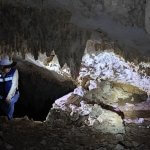 Una gruta con muros de contención construidos por mayas ancestrales, fue descubierta por el INAH en los trabajos del Tren Maya.