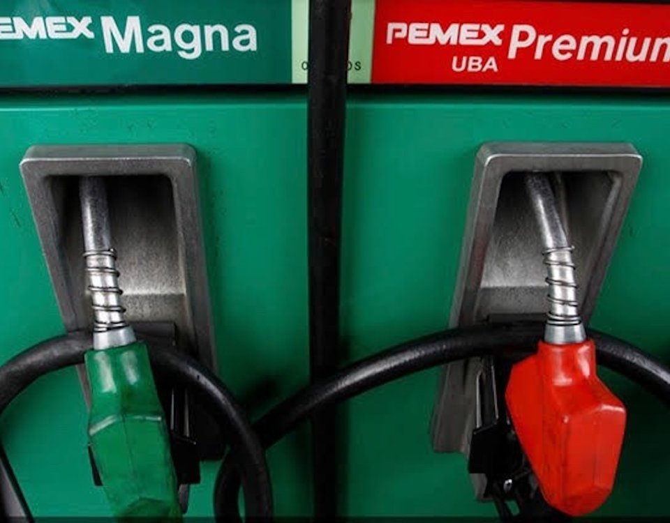 AMLO rechazó que haya decretado un gasolinazo, señalando que las afirmaciones son parte de una campaña de los conservadores.