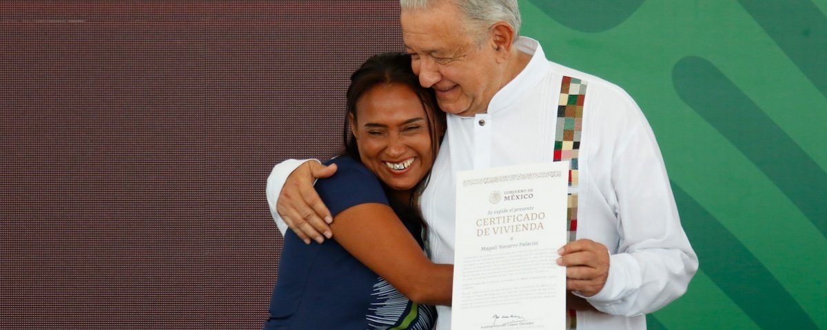 El compromiso fue otorgar certificados de vivienda a las familias de Acapulco que rehabilitaron sus casas con los $60 mil que dio el Gobierno
