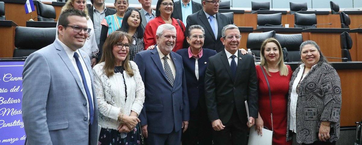 La delegación que asistirá aI Encuentro de Solidaridad de México con Cuba participó en el homenaje del Senado al Libertador Simón Bolívar.