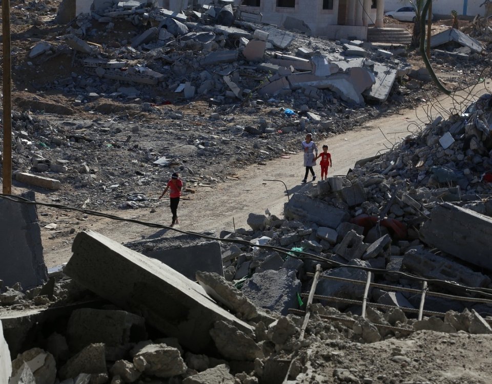 Un botón de muestra de la decadencia de la sociedad se revela con la tragedia de la masacre en la Franja de Gaza.  