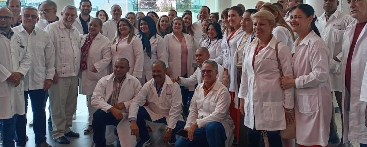México y Cuba buscan ampliar la presencia de médicos cubanos en hospitales de IMSS-Bienestar. La intención es llegar a mil 200 especialistas en los 23 estados federalizados de México.