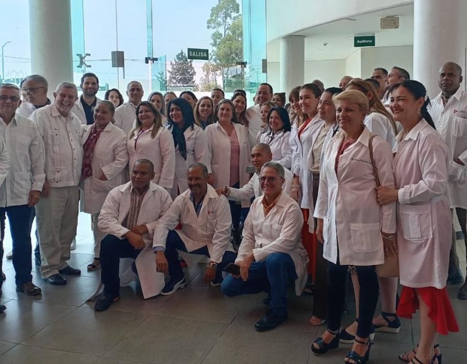 México y Cuba buscan ampliar la presencia de médicos cubanos en hospitales de IMSS-Bienestar. La intención es llegar a mil 200 especialistas en los 23 estados federalizados de México.
