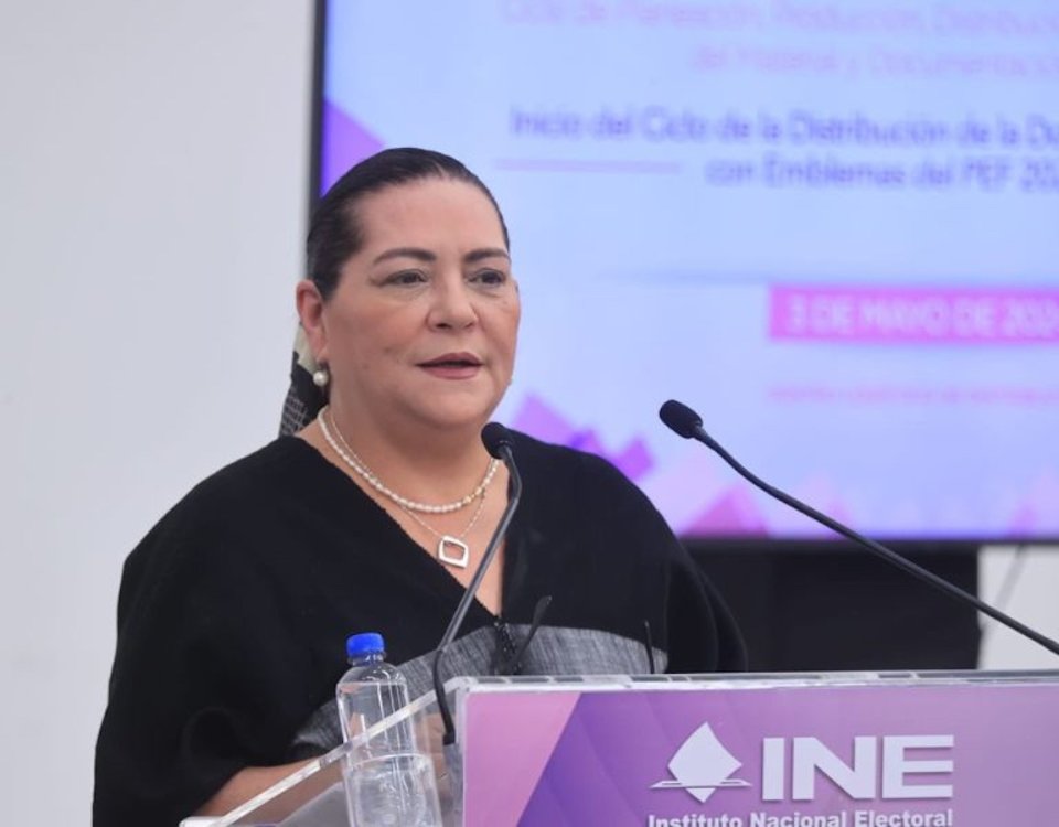 La presidenta del INE, Guadalupe Taddei, exigió respetar el color rosa institucional, pero la oposición se burla de la autoridad electoral