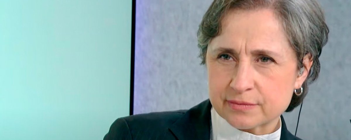 Aristegui es "irrespetuosa" y "simuladora", dijo AMLO. Y es que la periodista afirmó que Sheinbaum será una simple copia del presidente