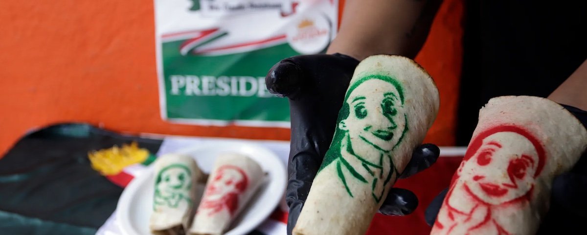 La novedad de los tacos de Sheinbaum es que la tortilla donde se envuelve la carne, lleva la imagen de la primera Presidenta de México. EFE/ Hilda Ríos