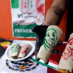 La novedad de los tacos de Sheinbaum es que la tortilla donde se envuelve la carne, lleva la imagen de la primera Presidenta de México. EFE/ Hilda Ríos