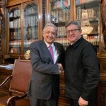 Ni la derecha ni el conservadurismo tienen futuro, aseveró AMLO al celebrar el triunfo electoral de la izquierda. En la imagen con Jean-Luc Mèlenchon, líder de La Francia Insumisa.