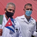 AMLO anunció un convenio con Cuba para integrar a 2,700 médicos especialistas en las comunidades más apartadas del país. 