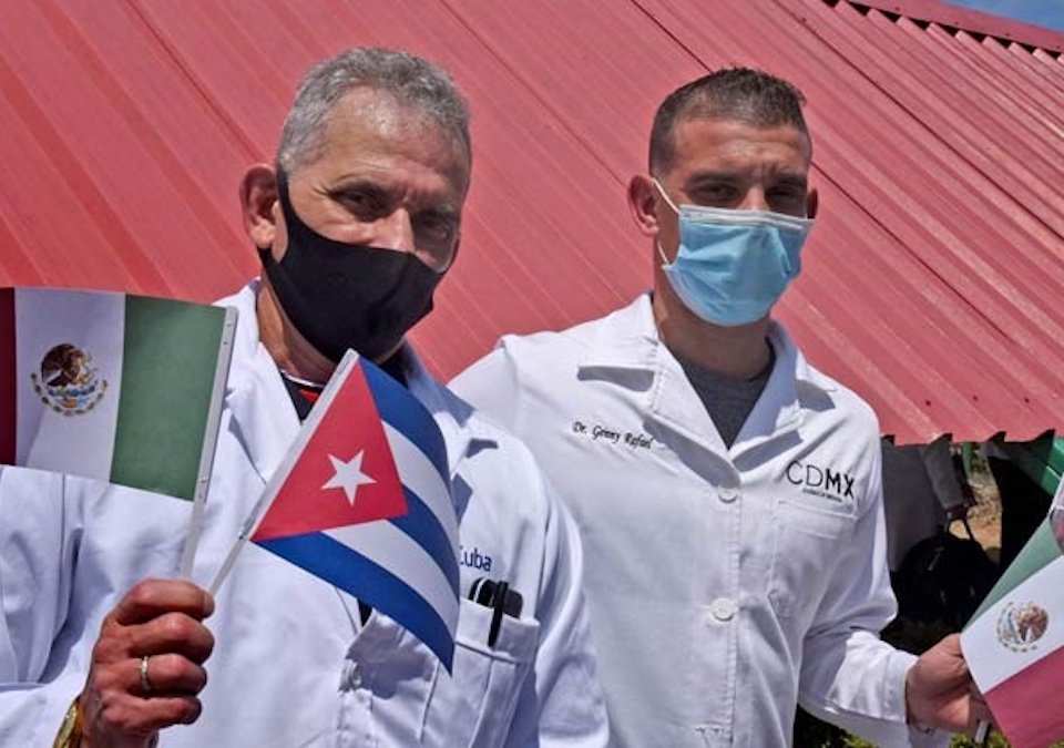 AMLO anunció un convenio con Cuba para integrar a 2,700 médicos especialistas en las comunidades más apartadas del país. 
