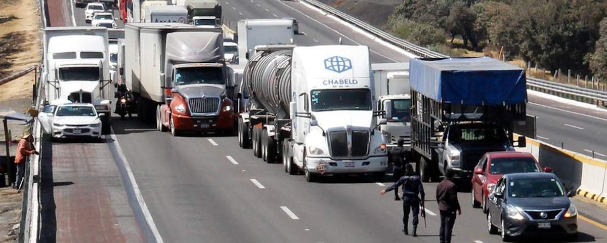 Gobierno no será rehén de intereses particulares en bloque de autopista México-Puebla; campesinos están siendo manipulados, afirma AMLO