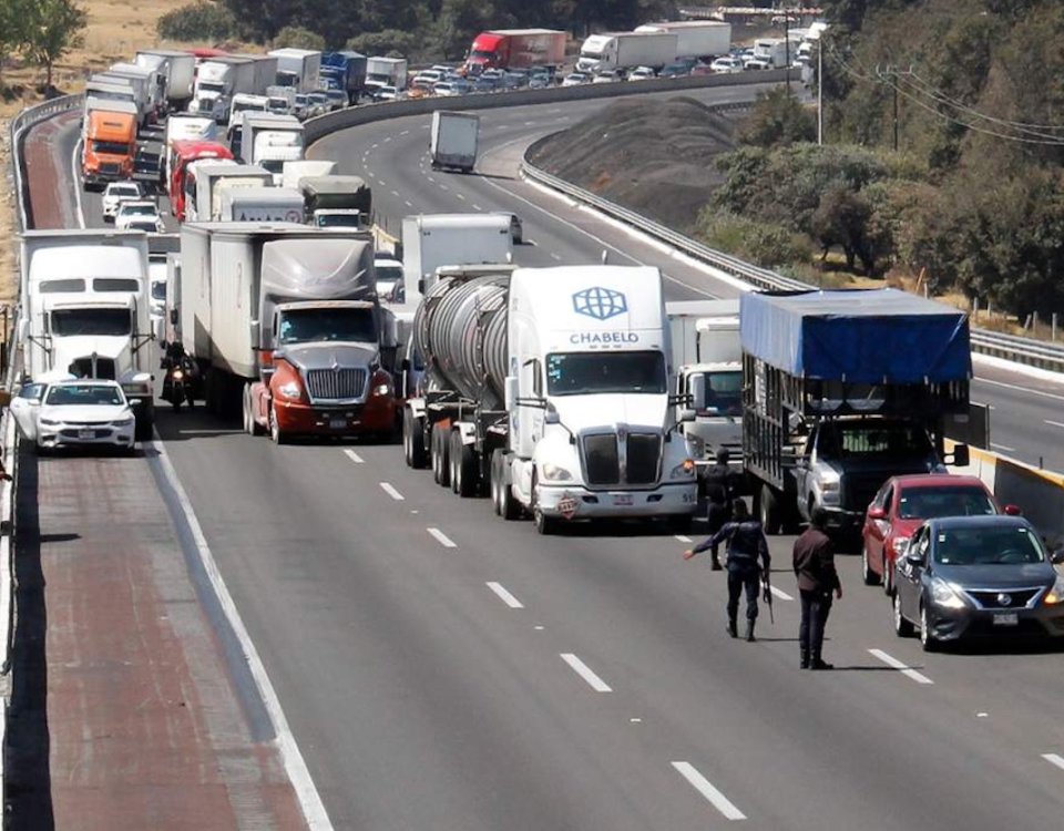 Gobierno no será rehén de intereses particulares en bloque de autopista México-Puebla; campesinos están siendo manipulados, afirma AMLO