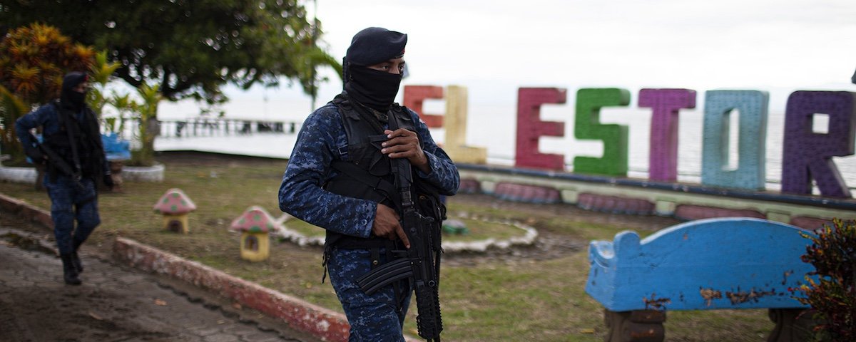 Aparentemente los marinos del apostadero de El Estor los han entrenado para combatir al pueblo Quekchí. Con Arévalo nada ha cambiado. (Imágenes: José David López Vicente)