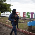 Aparentemente los marinos del apostadero de El Estor los han entrenado para combatir al pueblo Quekchí. Con Arévalo nada ha cambiado. (Imágenes: José David López Vicente)