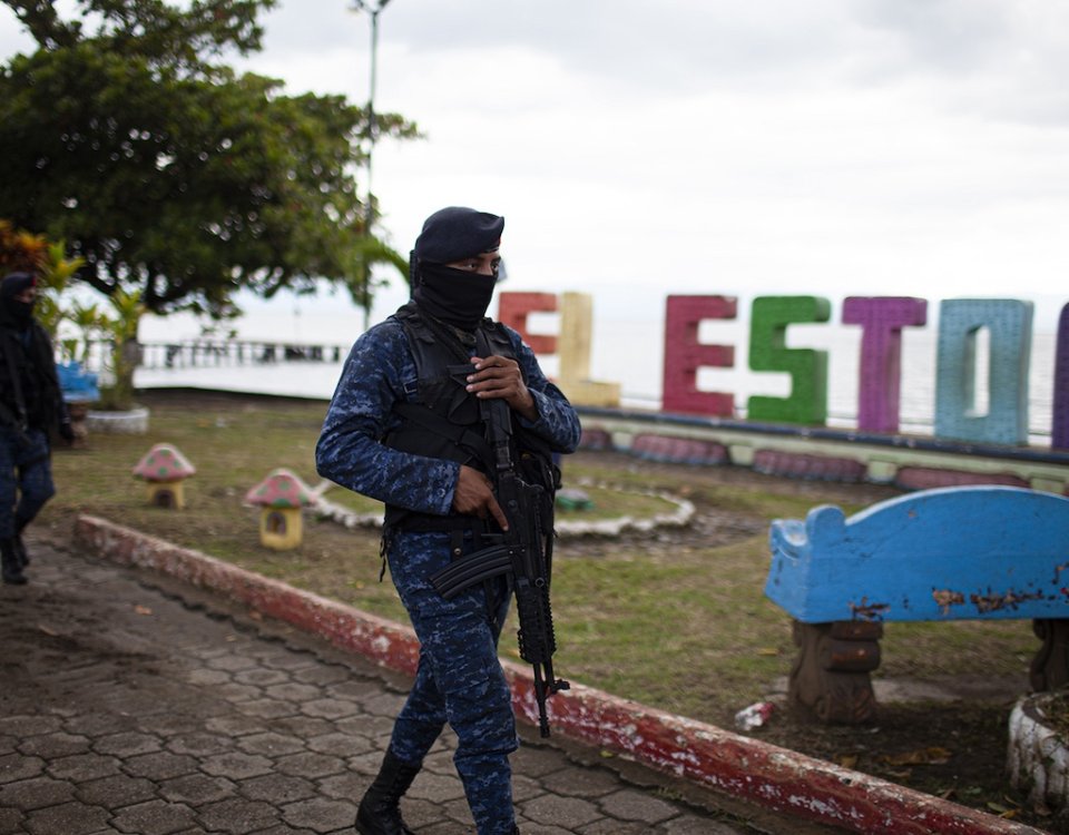 Aparentemente los marinos del apostadero de El Estor los han entrenado para combatir al pueblo Quekchí. Con Arévalo nada ha cambiado. (Imágenes: José David López Vicente)