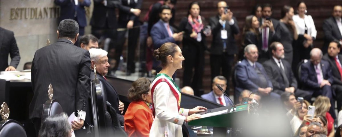 Claudia Sheinbaum, primera mujer en llegar a la Presidencia, se ciñó hoy la banda tricolor, reconociendo la larga lucha de las mujeres