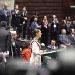 Claudia Sheinbaum, primera mujer en llegar a la Presidencia, se ciñó hoy la banda tricolor, reconociendo la larga lucha de las mujeres