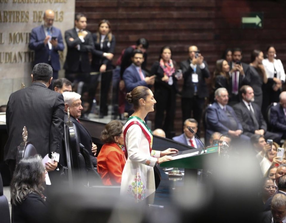 Claudia Sheinbaum, primera mujer en llegar a la Presidencia, se ciñó hoy la banda tricolor, reconociendo la larga lucha de las mujeres