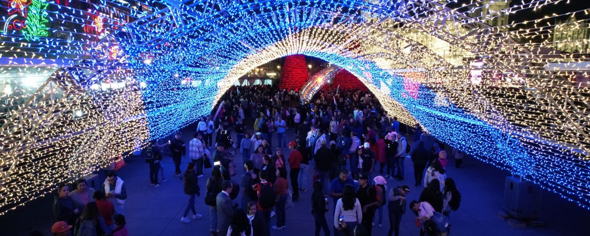 El Zócalo se iluminó con el espíritu de la Navidad. Cientos de capitalinos se reunieron para el inicio de la Verbena Navideña