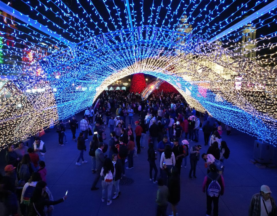 El Zócalo se iluminó con el espíritu de la Navidad. Cientos de capitalinos se reunieron para el inicio de la Verbena Navideña