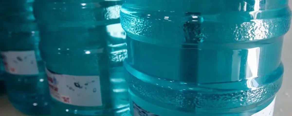 El botellón de 20 litros de Agua Bienestar cuesta 5 pesitos, pero sólo en las alcaldías de bajo desarrollo social y estrés hídrico