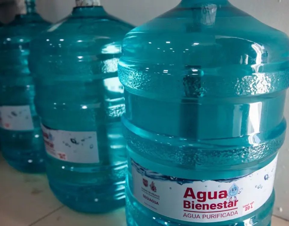 El botellón de 20 litros de Agua Bienestar cuesta 5 pesitos, pero sólo en las alcaldías de bajo desarrollo social y estrés hídrico