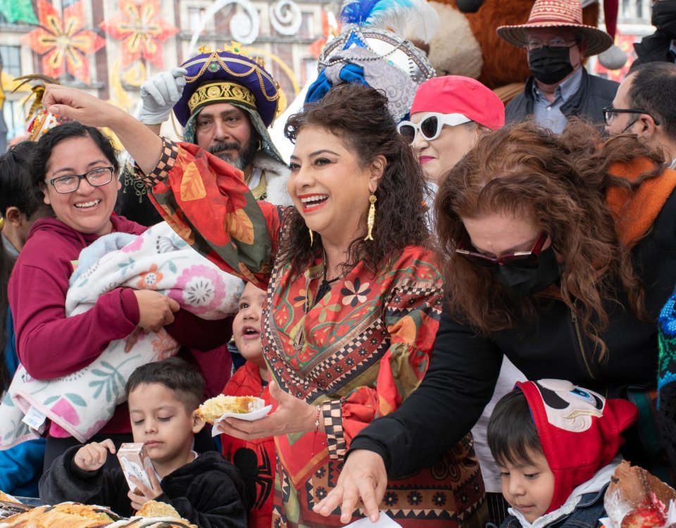 Clara Brugada encabezó el Día de Reyes, celebración en la que se repartieron 30 mil rebanadas de rosca, leche, libros y juguetes. 