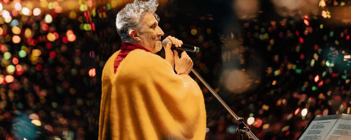 Fito Páez llegó al zócalo donde ya lo ovacionaban alrededor de 80 mil personas en un concierto inolvidable que dio vida a su poesía y música.