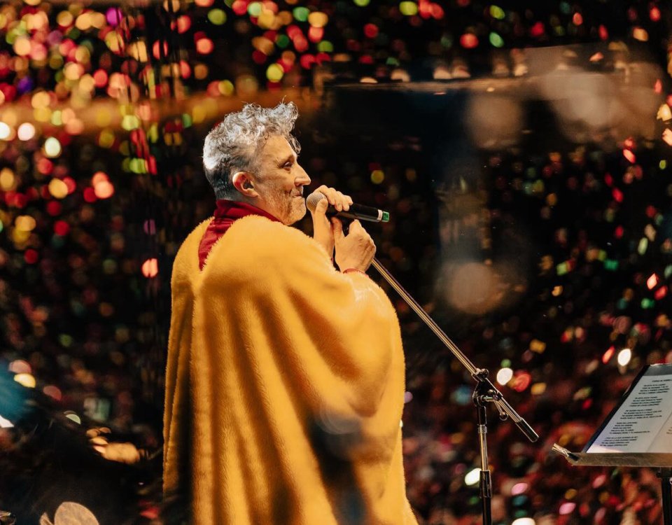 Fito Páez llegó al zócalo donde ya lo ovacionaban alrededor de 80 mil personas en un concierto inolvidable que dio vida a su poesía y música.