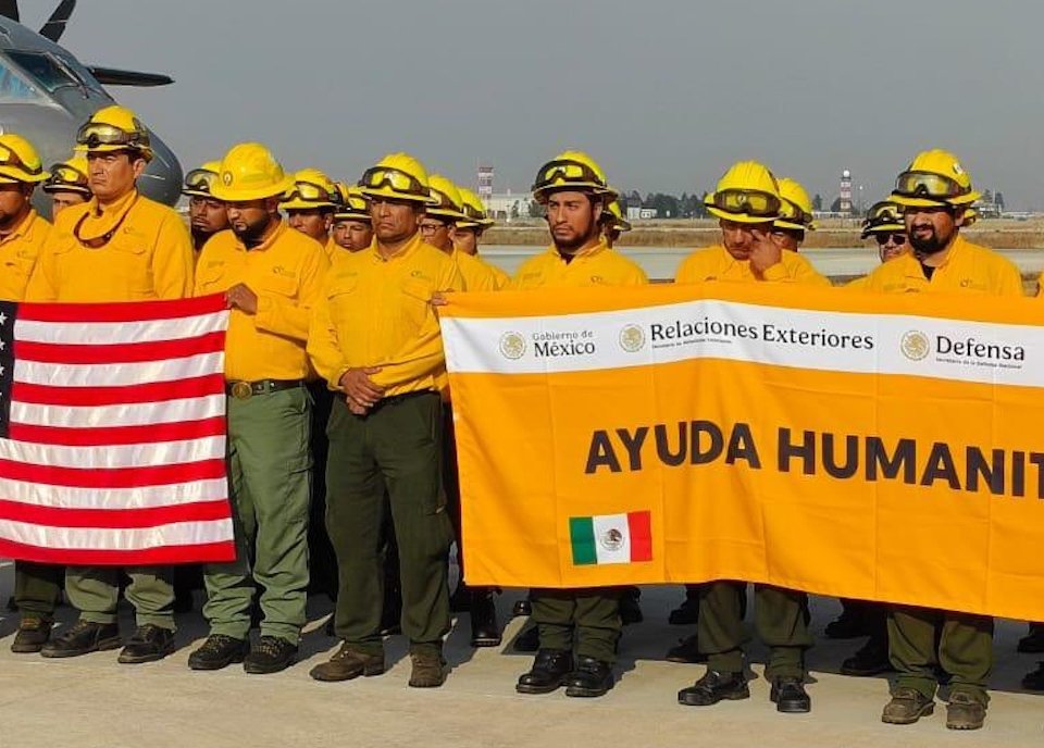 El grupo de 72 bomberos mexicanos que acudieron en apoyo para sofocar los incendios en Los Ángeles, California, regresaron a casa