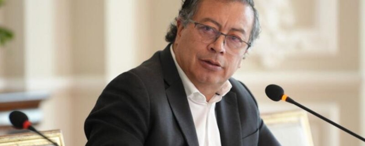 Petro, presidente de Colombia, pidió respeto a sus connacionales deportados por Trump quien a la vez suspendió la expedición de visas.