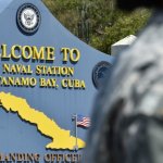 La base naval de Guantánamo en Cuba la ocupa ilegalmente el gobierno de EEUU, por lo que activistas piden que se vayan de la isla. 