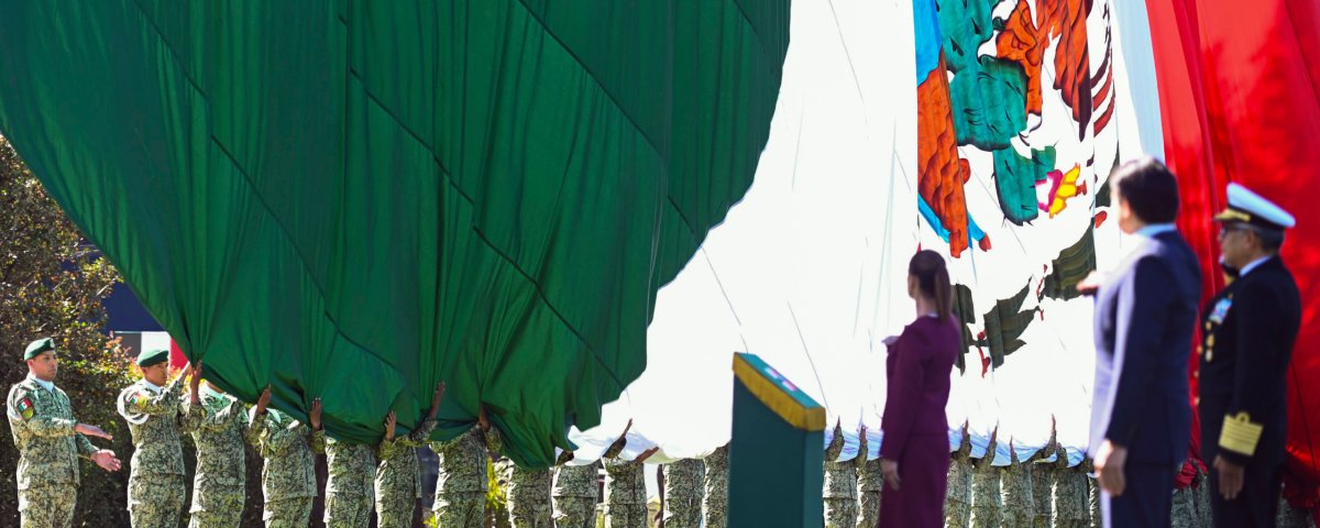 Nuestra bandera es emblema de lucha, justicia y orgullo nacional. Sheinbaum aseguró que México no es “colonia ni protectorado de ningún país” 