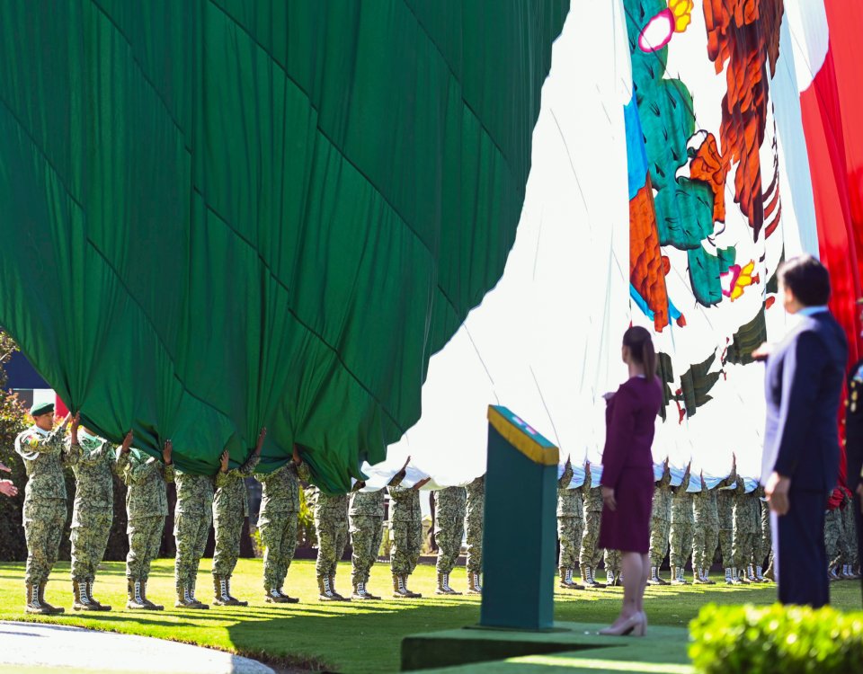 Nuestra bandera es emblema de lucha, justicia y orgullo nacional. Sheinbaum aseguró que México no es “colonia ni protectorado de ningún país” 