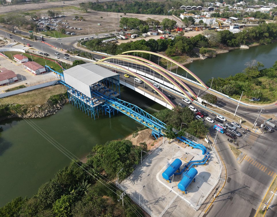 La nueva planta potabilizadora suministrará agua para 400 mil habitantes. La obra forma parte del Plan Nacional Hídrico