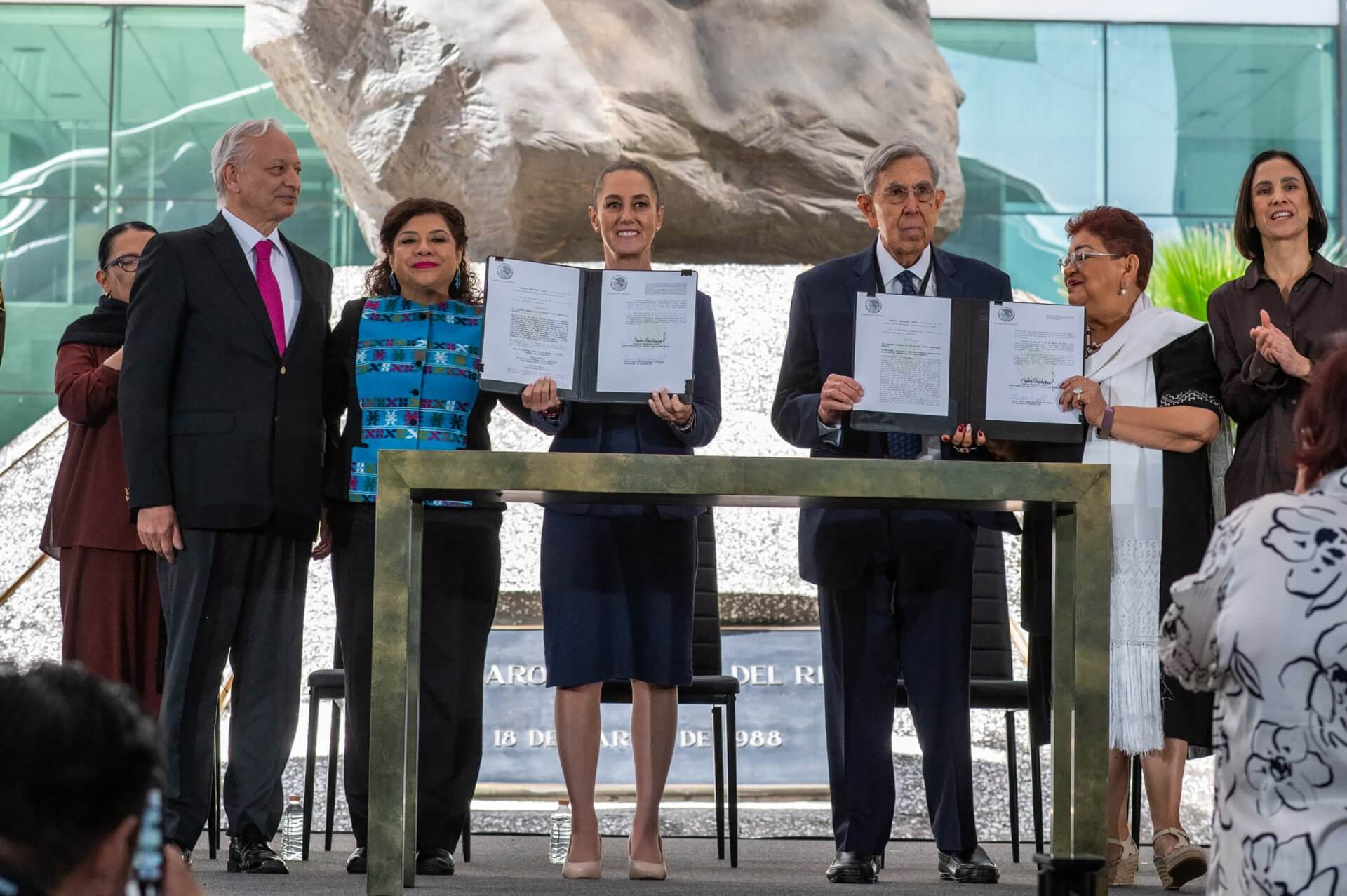 Sheinbaum firma leyes para fortalecer Pemex y CFE