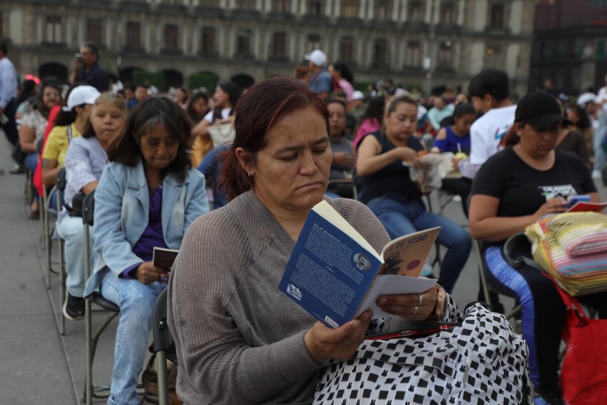 Lectódromo: 10 mil leyendo en el Zócalo por Día del Libro