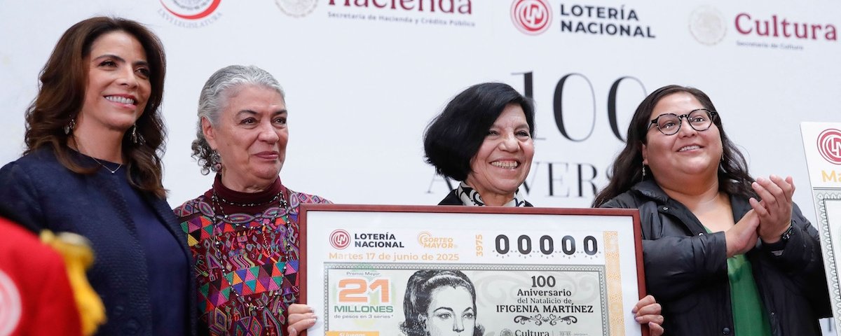Con motivo del centenario del natalicio de Ifigenia Martínez Hernández, este lunes se develó un billete conmemorativo de la Lotería Nacional