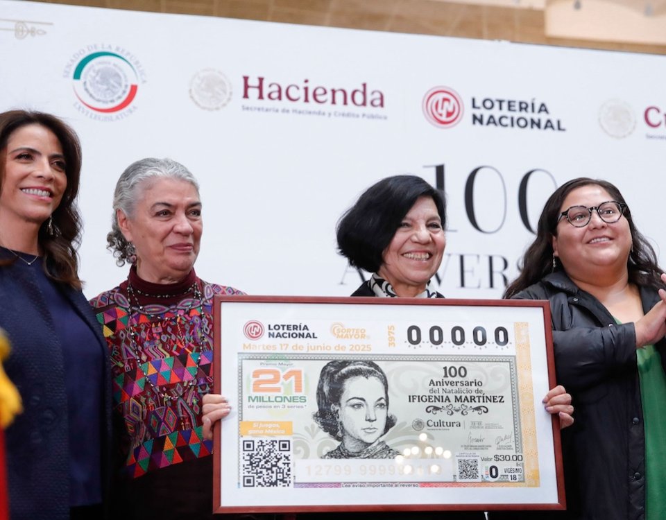 Con motivo del centenario del natalicio de Ifigenia Martínez Hernández, este lunes se develó un billete conmemorativo de la Lotería Nacional