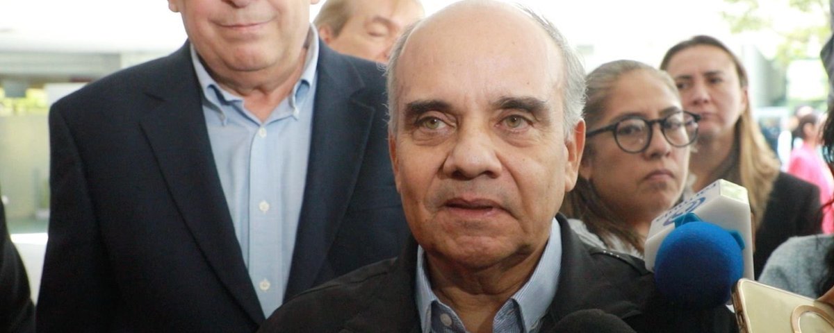 Mientras los legisladores de la 4T están en el estira y afloja con sus pares estadounidenses para frenar el impuesto a las remesas, los del PRI de plano dicen que no van, que mejor se quedan aquí a seguir mirándose el ombligo. 