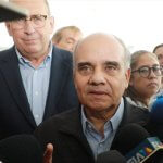 Mientras los legisladores de la 4T están en el estira y afloja con sus pares estadounidenses para frenar el impuesto a las remesas, los del PRI de plano dicen que no van, que mejor se quedan aquí a seguir mirándose el ombligo. 