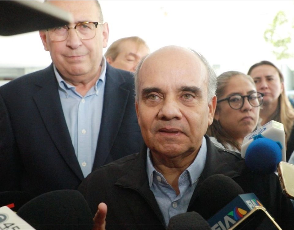 Mientras los legisladores de la 4T están en el estira y afloja con sus pares estadounidenses para frenar el impuesto a las remesas, los del PRI de plano dicen que no van, que mejor se quedan aquí a seguir mirándose el ombligo. 