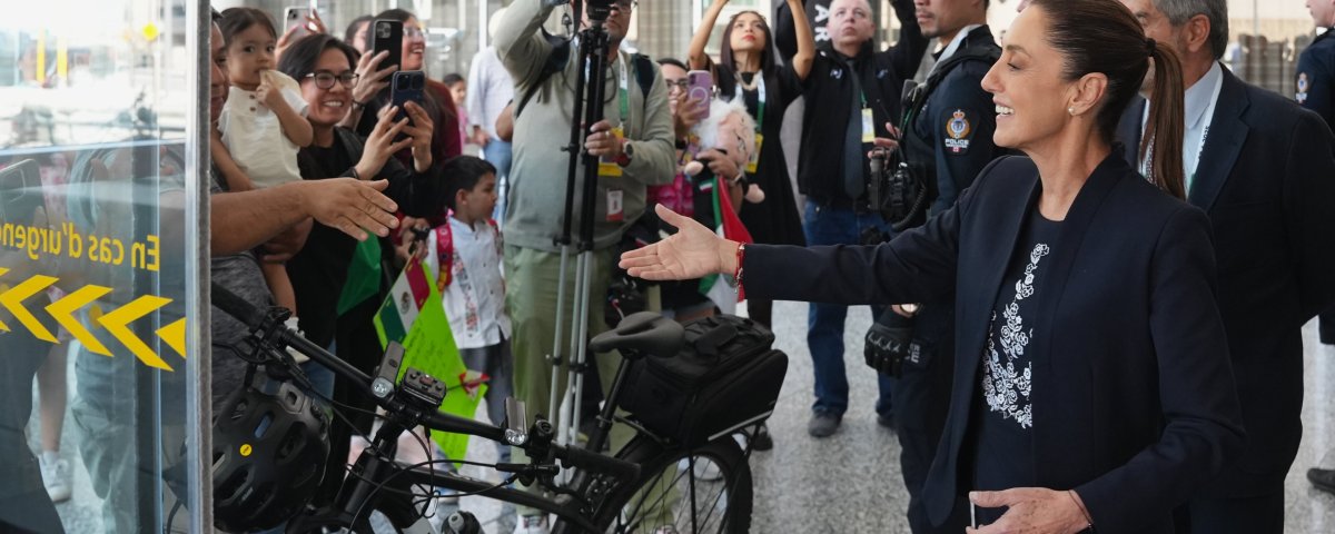 Sheinbaum fue recibida con entusiasmo por la comunidad mexicana residente, que le expresó su apoyo con aplausos, saludos y abrazos