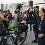 Sheinbaum fue recibida con entusiasmo por la comunidad mexicana residente, que le expresó su apoyo con aplausos, saludos y abrazos