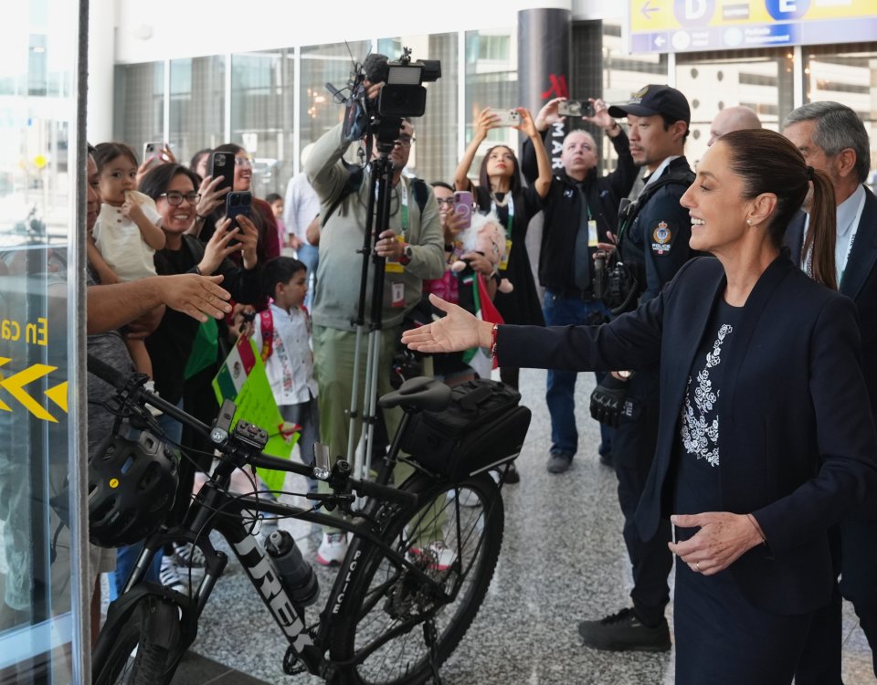 Sheinbaum fue recibida con entusiasmo por la comunidad mexicana residente, que le expresó su apoyo con aplausos, saludos y abrazos