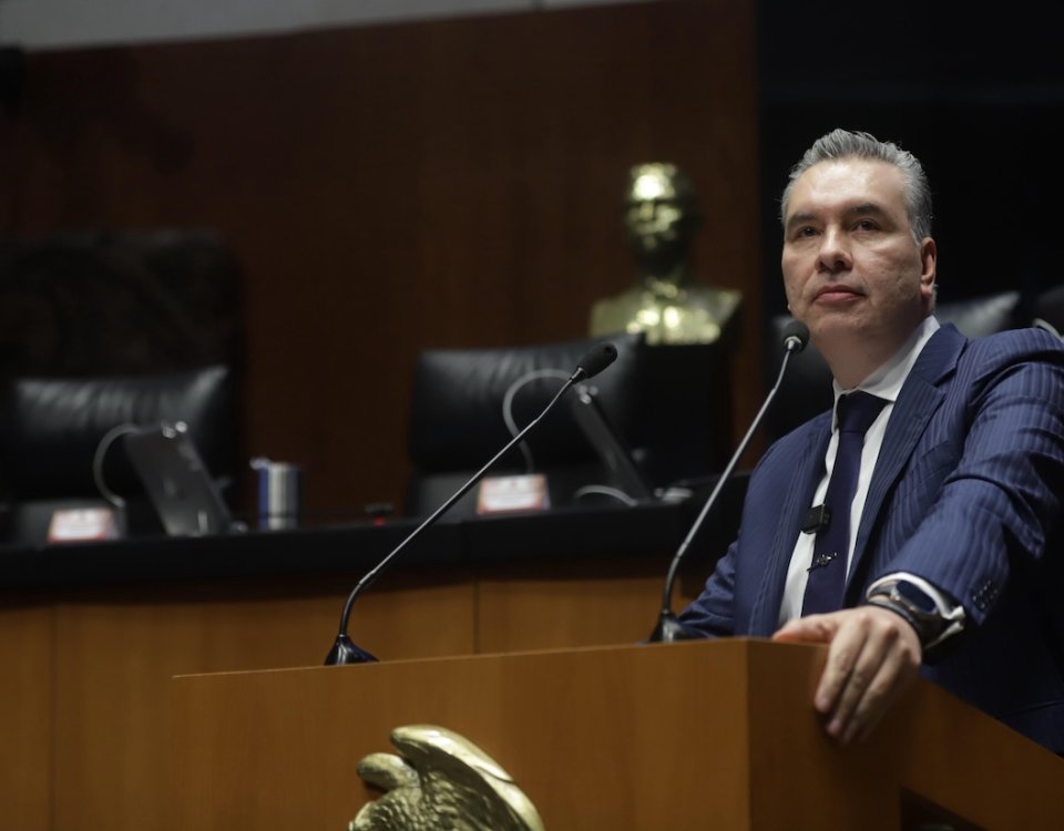 El senador Fernández exhortó a actuar con responsabilidad frente a la situación de los migrantes en EU. Condenó el oportunismo de a oposición