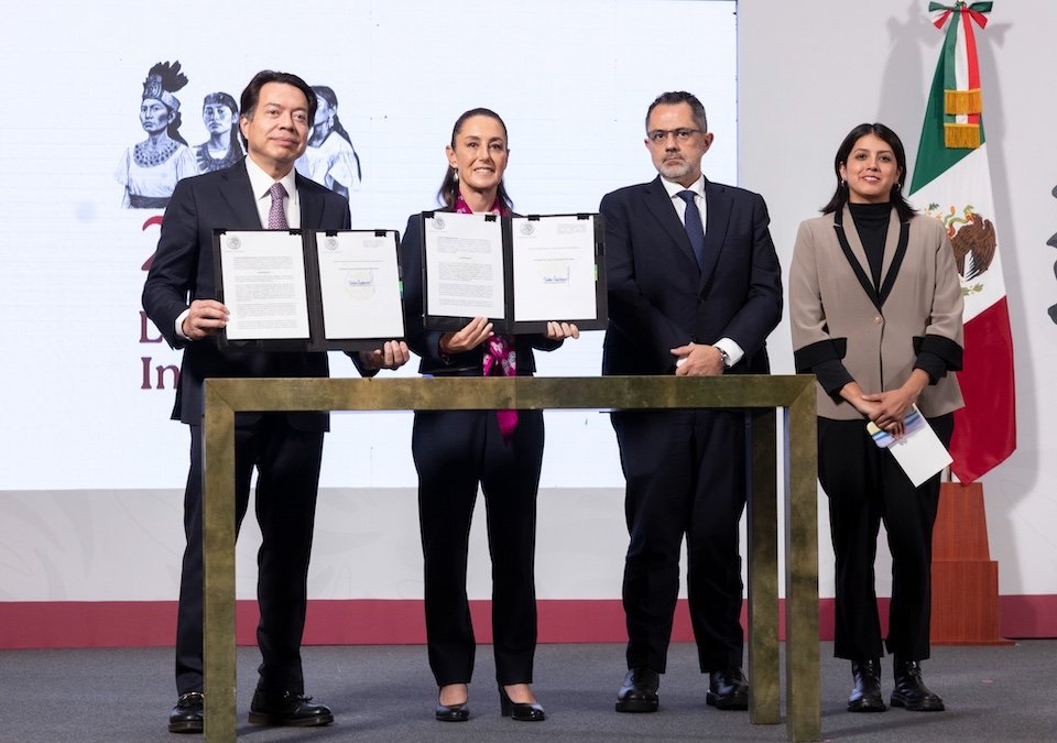 Son 2 decretos. Uno busca facilitar su movilidad laboral y otro es relativo la reducción progresiva de la edad de jubilación.
